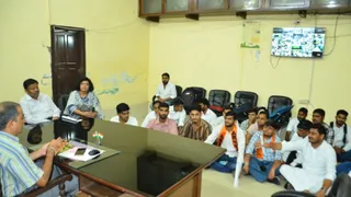 केजीके कालेज के प्राचार्य कक्ष में धरना प्रदर्शन कर रहे छात्रों को समझाते प्राचार्य