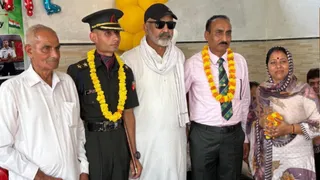 भारतीय सेवा में लेफ्टिनेंट बनाकर अपने घर पहुंचे लेफ्टिनेंट अविनाश चौधरी का स्वागत करते हुए राष्ट्रीय लोक दल के संभागीय अध्यक्ष हरबंस चौधरी जोहल।