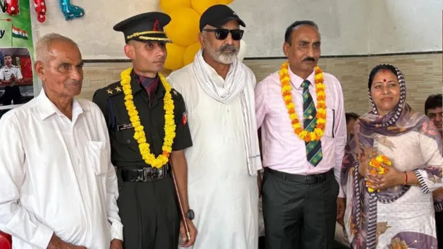 भारतीय सेना में लेफ्टिनेंट बने जम्मू के अविनाश चौधरी, घर पहुंचने पर स्वागत के लिए फूल-मालाएं लेकर उमड़ी भीड़
