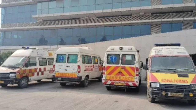 सड़क के गड्ढे में दो घंटे फंसी रही एंबुलेंस, आगरा में अस्पताल पहुंचने से पहले नवजात की मौत