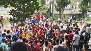 सड़क जाम के दौरान लगी लोगों की भीड़। जागरण