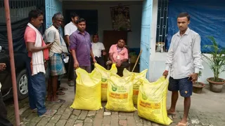 मड़वन में कतारबद्ध तरीके से 200 किसानों को उर्वरक बांटा गया। फोटो: जागरण