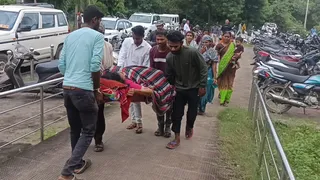 महिला को खाट पर कलेक्ट्रेट लेकर पहुंचे परिजन।