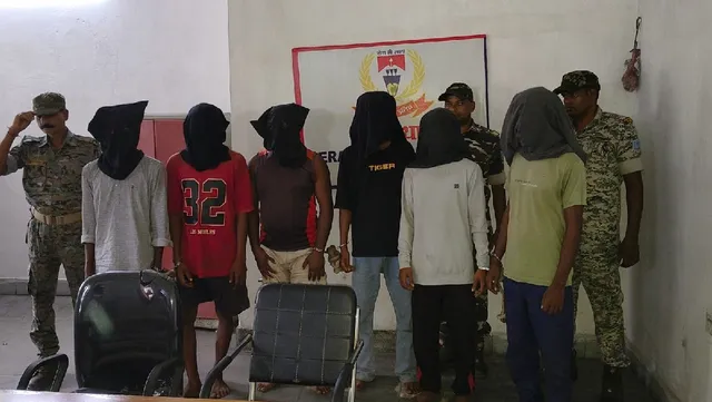 सरायकेला में बंद स्कूल में साजिश रचते 6 अपराधी गिरफ्तार, 3 पिस्टल और लूटे गए मोबाइल बरामद
