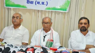 पत्रकारों से चर्चा करते दिग्विजय सिंह (मध्य में)।