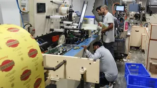 हस्तिनापुर: दूधली खादर गांव के समीप बंद इमारत में चलती नकली सिगरेट बनाने की फैक्ट्री। जागरण