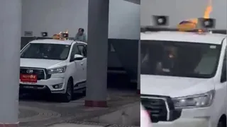 महापौर की कार के ऊपर रखे जलते कागज। (वीडियो ग्रैब)