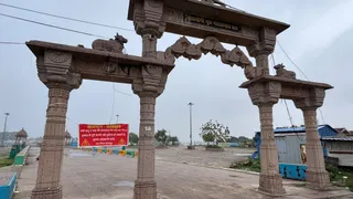 राजघाट के प्रवेश द्वार में भी दरार आने के बाद लगाए गए बैनर।
