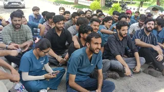 लद्दाख भ्रमण घटने पर भी वेटरनरी छात्रों का फूटा गुस्सा।