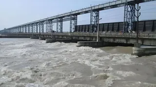 भारत से नेपाल को जोड़ने वाले बनबसा बैराज से बडे वाहनों का आवागमन बंद।