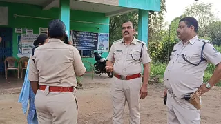 पुलिस के वरिष्ठ अधिकारी घटनास्थल पर पहुंचे और पूरे इलाके की नाकेबंदी कर सघन तलाशी अभियान शुरू कर दिया।