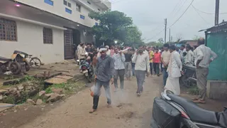 बूमरा गांव में शव को अंतिम संस्कार के लिए ले जाते परिजन।