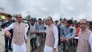 केंद्रीय मंत्री शिवराज ने काफिला रुकवाकर घायल युवक की मदद की और उसे अस्पताल पहुंचाया। (वीडियो ग्रैब)