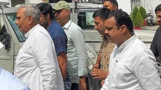 सहारनुपर कलक्ट्रेट परिसर से जाते सांसद हरेंद्र मलिक व जिलाध्यक्ष जिया चौधरी। सौ. कार्यकर्ता
