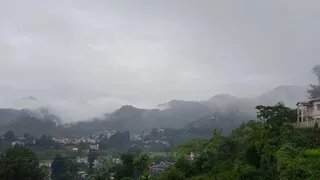 पहाड़ पर बर्फबारी के बाद का सीन।