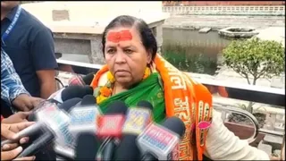 उज्जैन में मीडियाकर्मियों से चर्चा करतीं उमा भारती।