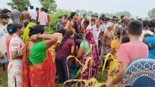 दुमका के डैम में मौत के बाद जुटी भीड़। फोटो जागरण