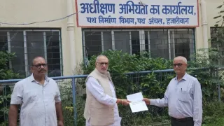 चौपारण में गड्ढों से परेशान ग्रामीणों ने चंदा जुटाकर भरे गड्ढे