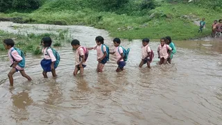 विकास के दावों की पोल खोलती झारखंड की जमीनी हकीकत। तस्वीर तरा के उललवार गांव में छोटकी नदी की।