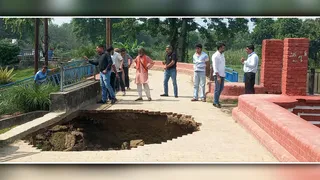 भाखड़ा डैम के बराबर बांध पर धंसी सड़क धंसी। जागरण