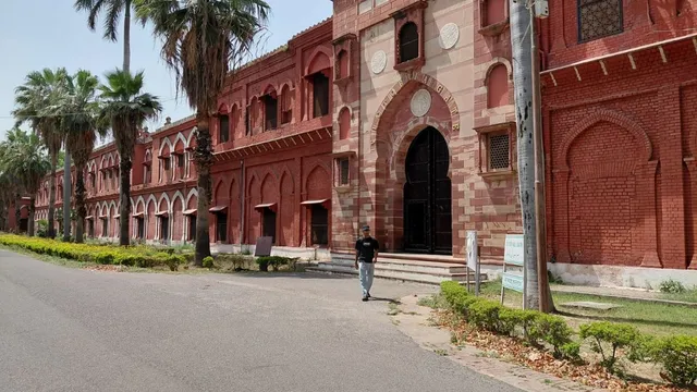 AMU में तोड़ा छात्र का जबड़ा, पानी का मांगा था जग; रॉड से बोला हमला