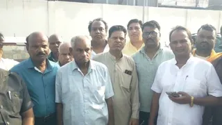 पैनल पोस्टमार्टम की मांग करते परिवार के लोग।