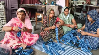 गांगरौल गांव में टाई टाई तैयार करतीं महिलाएं। जागरण