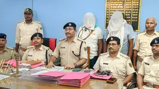 पुलिस गिरफ्त में वीरेंद्र पाल उर्फ वीरेंद्र प्रसाद और उसका चचेरा भाई विकास पाल।