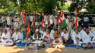 राजेश राम और अल्लावारू को हटाने की मांग को धरना पर बैठे नाराज कांग्रेस कार्यकर्ता। जागरण
