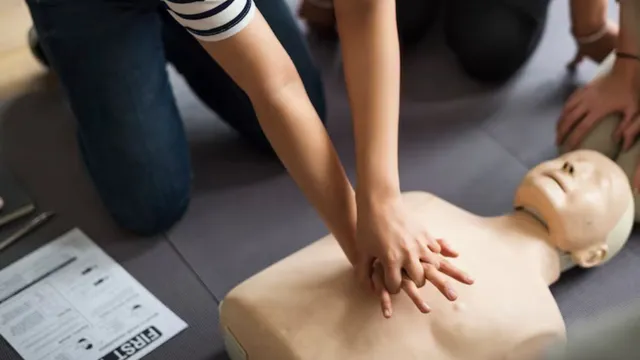 अचानक कोई बेहोश हो जाए या आए हार्ट अटैक तो क्या करें? हर इंसान को आनी चाहिए जान बचाने वाली ये 'मेडिकल स्किल्स'