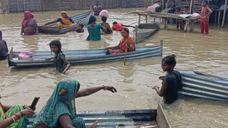 साहिबगंज में गंगा नदी के जलस्तर में वृद्धि से दियारा क्षेत्र पूर्णत: बाढ़ प्रभावित हो गया है। जिला प्रशासन द्वारा राहत सामग्री का वितरण किया जा रहा है। मंगलवार को सामग्री वितरण की सूचना मिलते ही महिला-पुरुष अपनी अपनी डेगी लेकर निकल पड़े। छाया : शंकर राउत