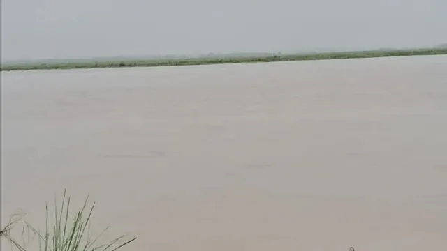 गढ़मुक्तेश्वर में गंगा फिर उफान पर, खतरे के निशान से महज 18 सेंटीमीटर नीचे पहुंचा पानी; येलो अलर्ट पार
