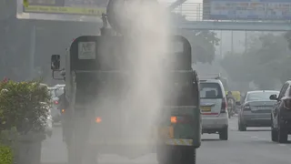 धूल प्रदूषण को कम करने के लिए पानी का छिड़काव करता स्माग गन। जागरण आर्काइव