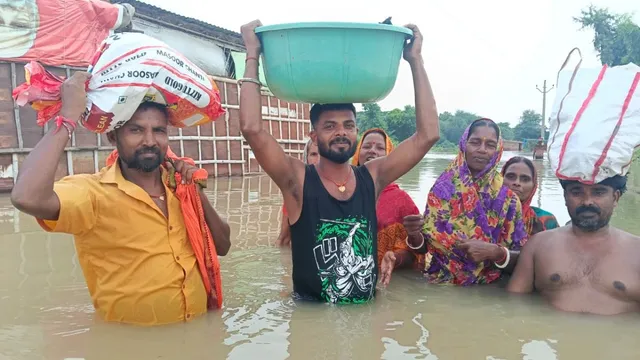 जन्म के कुछ घंटे बाद ही बाढ़ से जंग, टब में नवजात को लेकर पानी में उतरे पिता; ले गए वैशाली के अस्पताल
