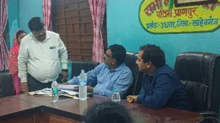 मुख्य निर्वाचन पदाधिकारी और बीएलए। फोटो जागरण
