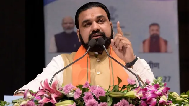 जाम के बीच केबिन में मोबाइल चला रहे थे पुलिसकर्मी, उधर CM की ड्यूटी से गायब मिली महिला सिपाही; पटना में एक्शन
