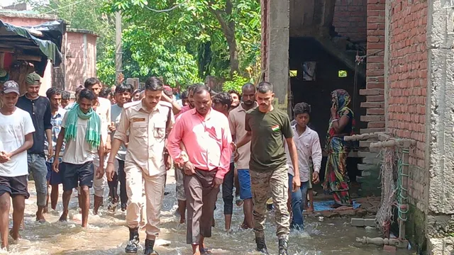 सारण में छात्रा से छेड़खानी के आरोप में शिक्षक गिरफ्तार, ग्रामीणों ने पीटा
