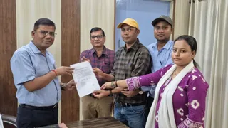 मैनपुरी डीएसओ को खाद्य एवं रसद आयुक्त के नाम संबोधित ज्ञापन देते पूर्ति निरीक्षक।