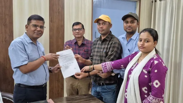 औरैया डीएसओ की अभद्र भाषा पर पूर्ति निरीक्षकों का फूटा गुस्सा, मैनपुरी में सौंपा ज्ञापन
