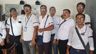 रेलकर्मियों ने काली पट्टी बांधकर ड्यूटी की