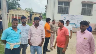 पोस्टमार्टम हाउस के बाहर खड़े स्वजन।