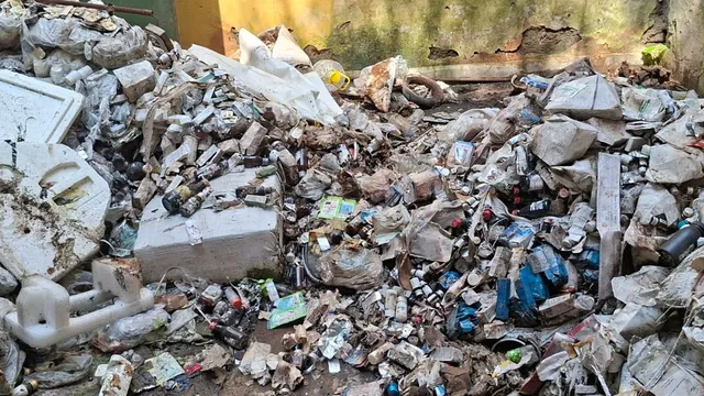 आगरा में औषधि विभाग की लापरवाही, जब्त अवैध दवाएं खुले में फेंकीं