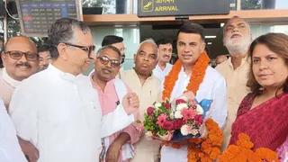 कांग्रेस के राष्ट्रीय सचिव अभिषेक दत्त और वरिष्ठ नेता सुप्रिया सिंह श्रीनेत का स्वागत करने पहुंचे अमरमणि त्रिपाठी।