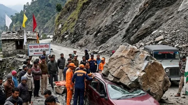 चंपावत में पहाड़ी से कार पर गिरा बोल्डर, एक युवक की मौत, 4 गंभीर रूप से घायल