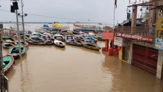 वाराणसी में गंगा का जलस्तर घटा, घाटों पर लौटी रौनक, नाव संचालन पर अभी भी रोक।
