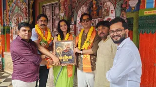 हनुमानगढ़ी में फिल्म हनुमान अंश के कलाकारों को सम्मानित करते भाजपा नेता विपिन सिंह बब्लू