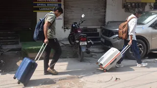 पीजी खाली कर जाते छात्र । जागरण