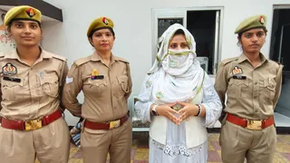 पुलिस हिरासत में सामाजिक कार्यकर्ता हुदा जरीवाला। सौ. पुलिस