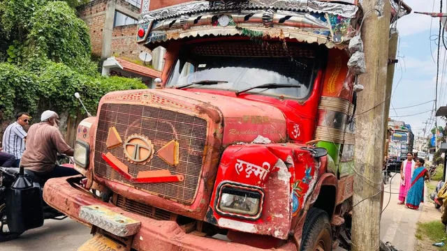 लोहरदगा में नशेड़ी ड्राइवर ने बिजली के पोल तोड़ते हुए डेढ़ KM तक घसीटा, बाल-बाल बचे लोग