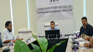 पटना एयरपोर्ट पर हुई बैठक